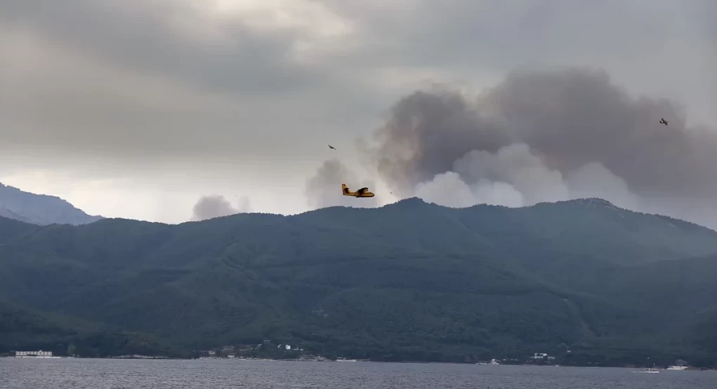 Αναζωπυρώθηκε η πυρκαγιά στη Σκάλα Θάσου -Κατευθύνεται προς τον οικισμό