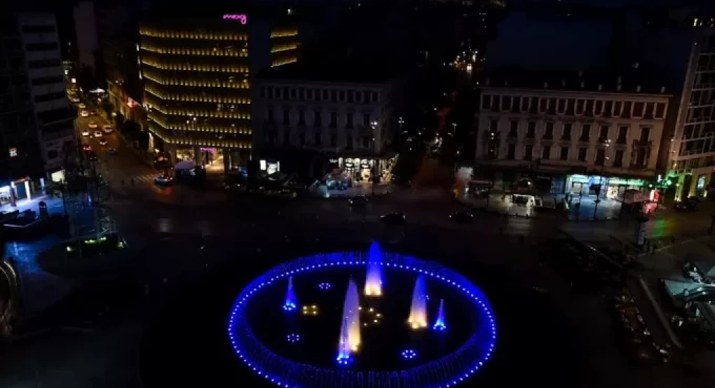 Στα χρώματα της Ουκρανίας το σιντριβάνι της Ομόνοιας - Το μήνυμα Μπακογιάννη