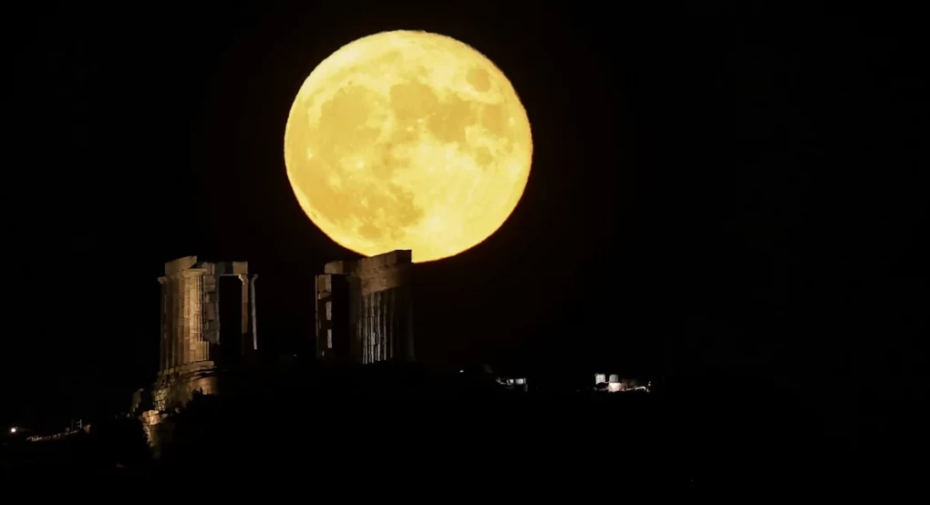 Η Αυγουστιάτικη πανσέληνος μάγεψε την υφήλιο -Εκπληκτικές εικόνες από το Σούνιο μέχρι τη Λισαβόνα