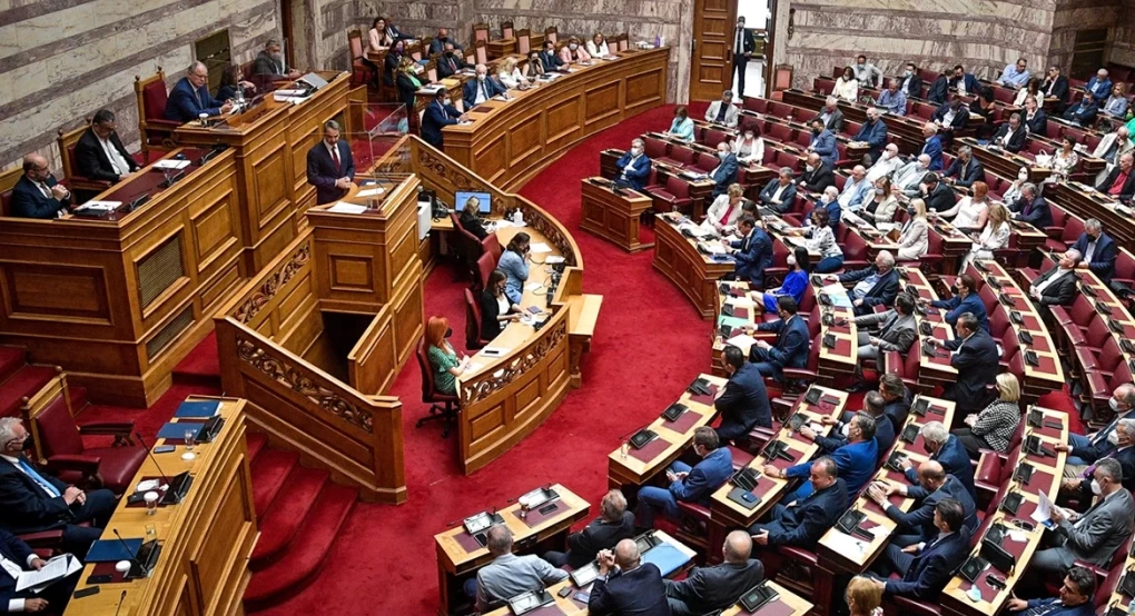 Απίστευτο: Εβγαζαν σέλφι κι έκαναν στόρι μέσα στη Βουλή Απίστευτο: Εβγαζαν σέλφι κι έκαναν στόρι μέσα στη Βουλή