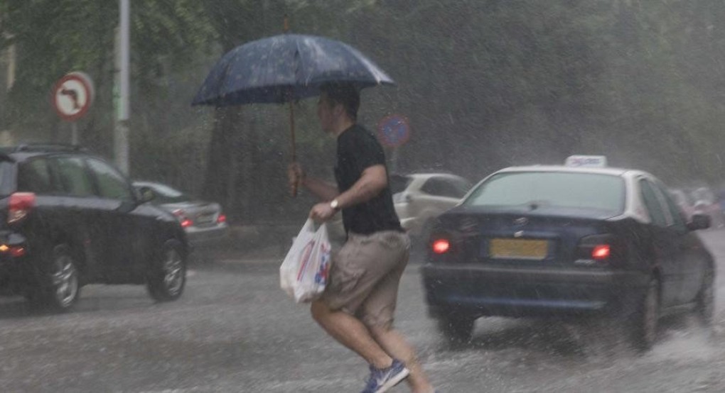 Σε ισχύ το έκτακτο δελτίο καιρού: Έρχονται βροχές, κεραυνοί και χαλάζι