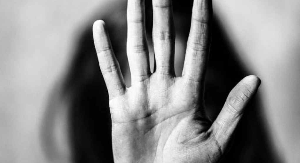 «Έβαζα μέικ απ για να κρύψω μώλωπες»: Συγκλονίζει η εξομολόγηση θύματος ενδοοικογενειακής βίας