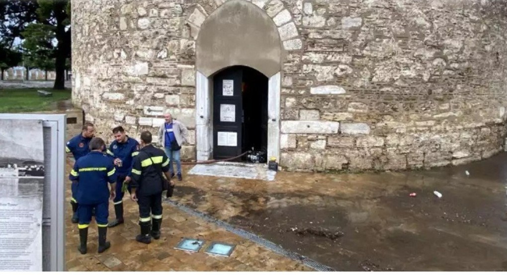 Πλημμύρισε μέχρι και ο Λευκός Πύργος Πλημμύρισε μέχρι και ο Λευκός Πύργος