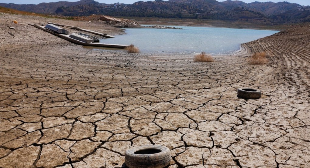 Στεγνώνει το έδαφος της Ευρώπης, υποχωρούν γέφυρες και φράγματα Στεγνώνει το έδαφος της Ευρώπης, υποχωρούν γέφυρες και φράγματα