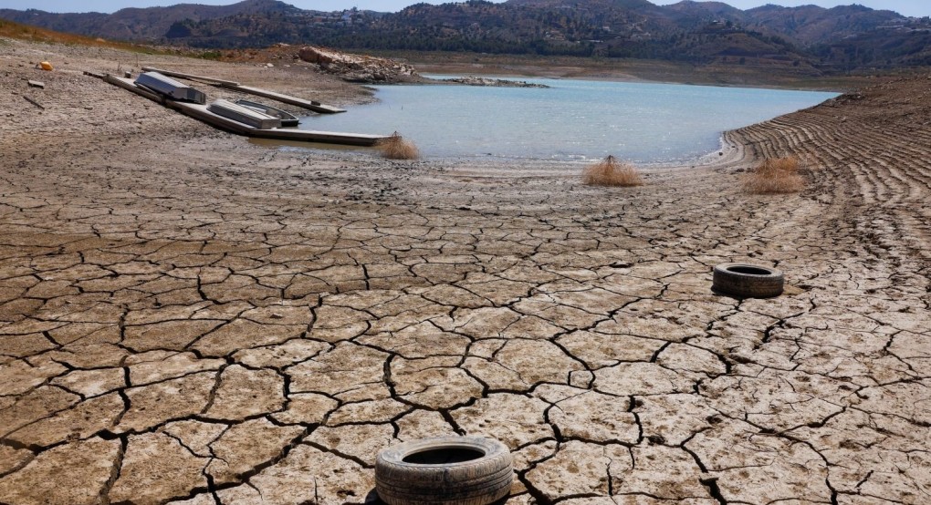 Στεγνώνει το έδαφος της Ευρώπης, υποχωρούν γέφυρες και φράγματα