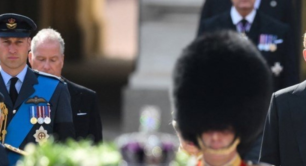Πρίγκιπας Χάρι: Σημάδι συμφιλίωσης - Ο Κάρολος του επέτρεψε να φορέσει την στρατιωτική του στολή στην "Αγρυπνία των Εγγονών"