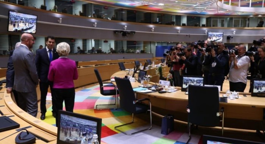 Σκληρά διλήμματα – στην εποχή των τεράτων Σκληρά διλήμματα – στην εποχή των τεράτων
