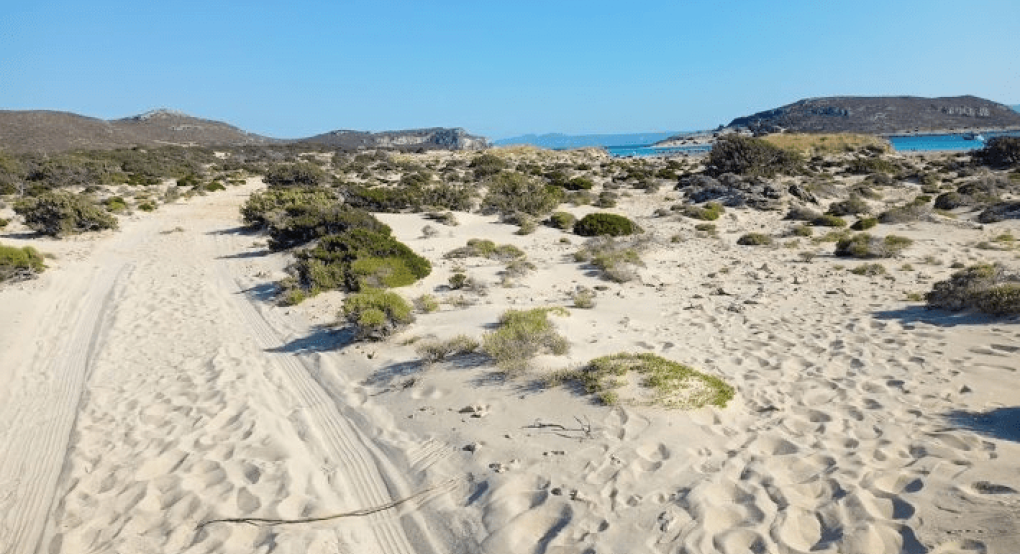 Η σπάνια λευκή έρημος της Ελλάδας: Η «μικρή Σαχάρα» δίπλα στην πιο ωραία παραλία της Ευρώπης (Vid)