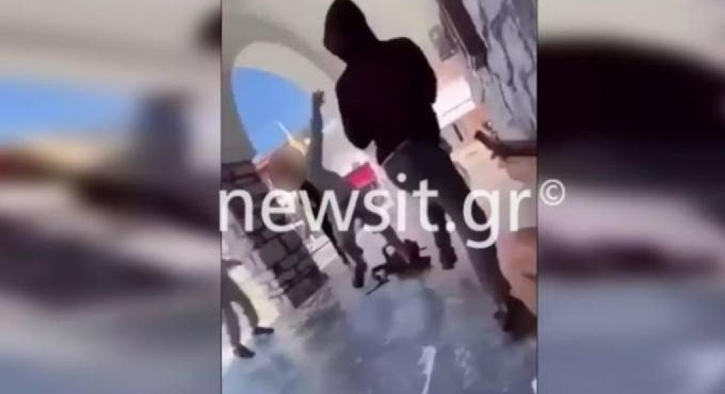 Αλιβέρι: Άγριο ξύλο μεταξύ 2 μαθητών – Ασθενοφόρο μετέφερε ανήλικο στο νοσοκομείο (video) Αλιβέρι: Άγριο ξύλο μεταξύ 2 μαθητών – Ασθενοφόρο μετέφερε ανήλικο στο νοσοκομείο (video)