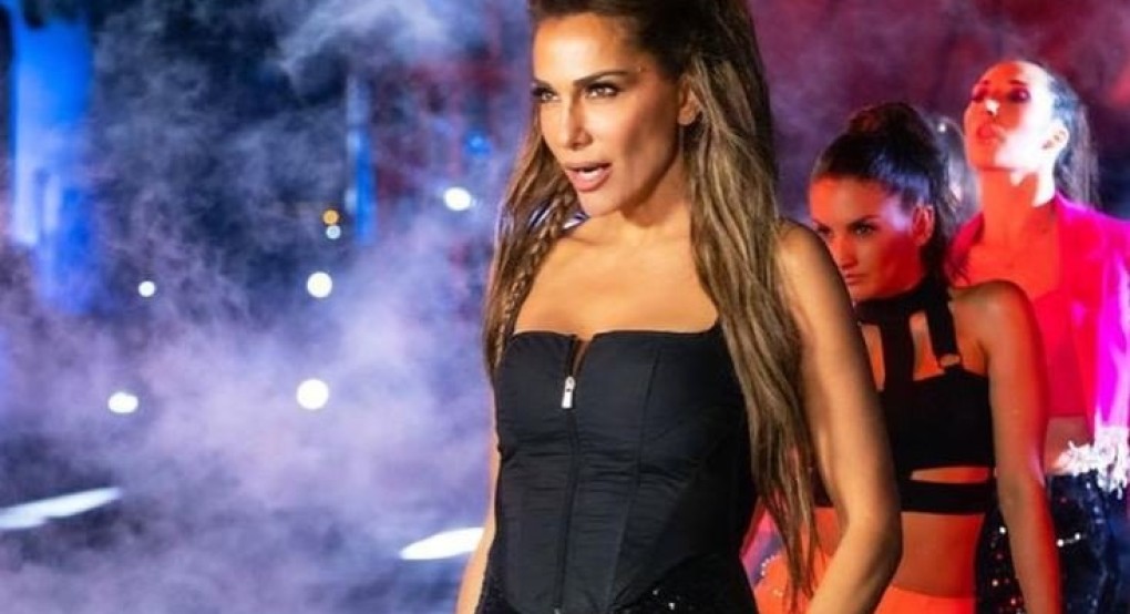 Δέσποινα Βανδή: Με ντεκολτέ που κόβει την ανάσα στην αγκαλιά του Μπισμπίκη