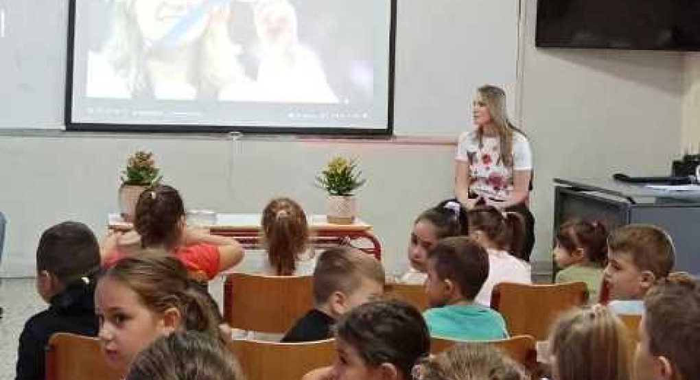 Ενθουσιασμός για την Έλλη Μυστακίδου στο 2ο Δημοτικό Σχολείο Κρύας Βρύσης Ενθουσιασμός για την Έλλη Μυστακίδου στο 2ο Δημοτικό Σχολείο Κρύας Βρύσης