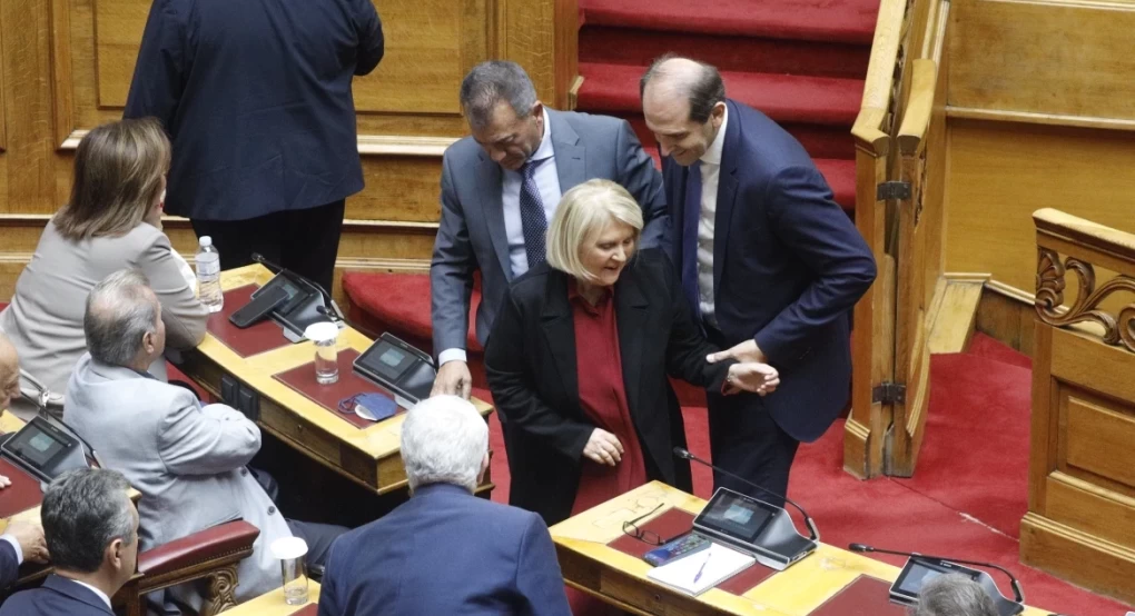 Απρόοπτο με τη Βούλτεψη στη Βουλή: Σκόνταψε στα σκαλιά Απρόοπτο με τη Βούλτεψη στη Βουλή: Σκόνταψε στα σκαλιά