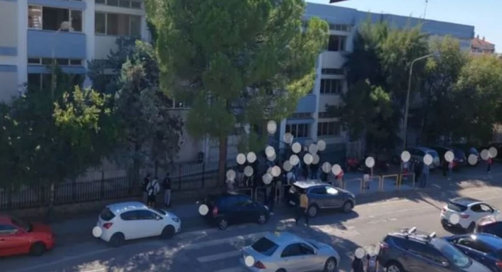 Αγριο και πρωτοφανές σκηνικό σε σχολείο – Μαθητές γρονθοκόπησαν καθηγητές (video) Αγριο και πρωτοφανές σκηνικό σε σχολείο – Μαθητές γρονθοκόπησαν καθηγητές (video)
