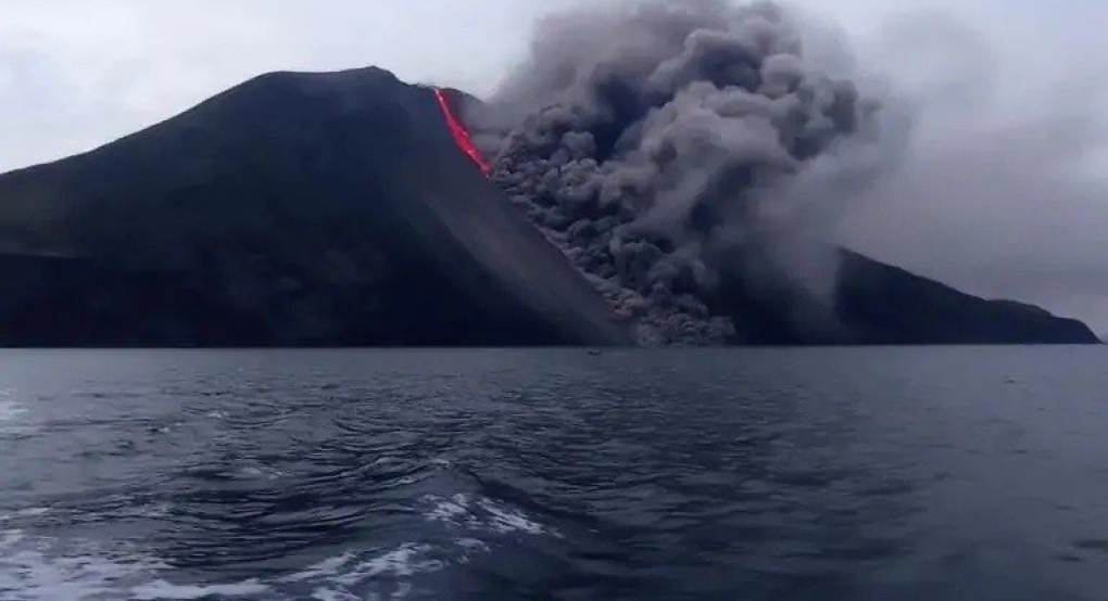 Ιταλία: Εξερράγη το ηφαίστειο Στρόμπολι - Επί ποδός η Πολιτική Προστασία
