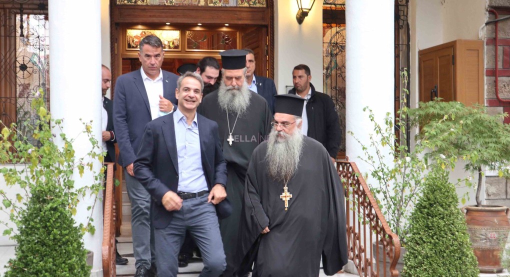Η υποδοχή του πρωθυπουργού από τον π. Στέφανο Η υποδοχή του πρωθυπουργού από τον π. Στέφανο