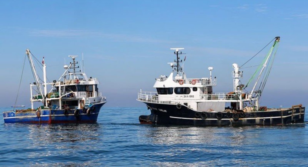 Τουρκικά πλοία συνόδευαν στα ελληνικά χωρικά ύδατα τη βάρκα με τους μετανάστες
