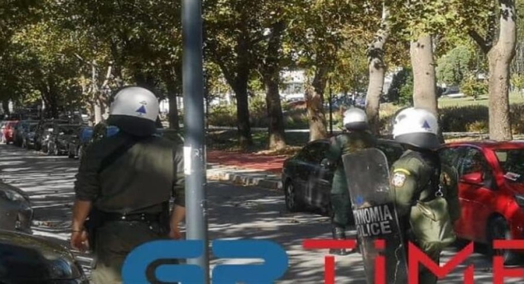 Επεισόδια στο ΑΠΘ: πέτρες και φωτοβολίδες κατά των αστυνομικών