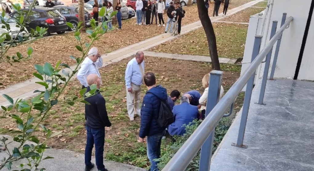 ΑΠΘ: Φοιτητής έπεσε από τον 3ο όροφο στο κενό -Δεν είχε θέση και καθόταν στο περβάζι ΑΠΘ: Φοιτητής έπεσε από τον 3ο όροφο στο κενό -Δεν είχε θέση και καθόταν στο περβάζι