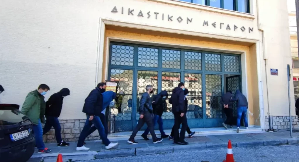 Απολογούνται οι αστυνομικοί μέλη της σπείρας που έβγαλε 700.000 ευρώ από διακίνηση μεταναστών Απολογούνται οι αστυνομικοί μέλη της σπείρας που έβγαλε 700.000 ευρώ από διακίνηση μεταναστών