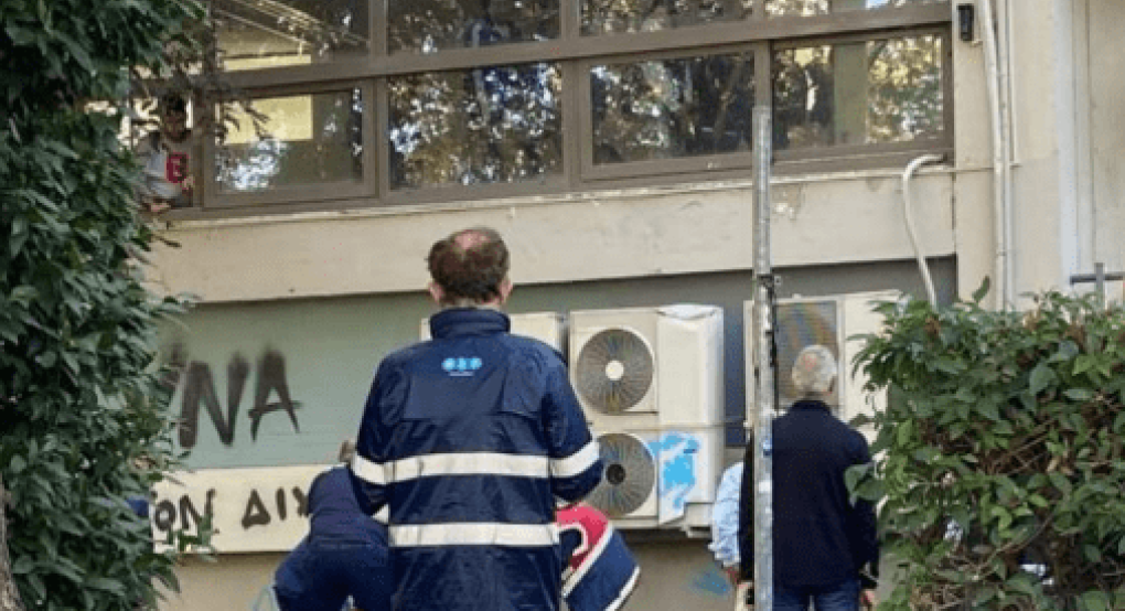 Φοιτητής που έπεσε από το παράθυρο του ΑΠΘ: «Ήταν ζήτημα χρόνου να τραυματιστεί κάποιος» Φοιτητής που έπεσε από το παράθυρο του ΑΠΘ: «Ήταν ζήτημα χρόνου να τραυματιστεί κάποιος»