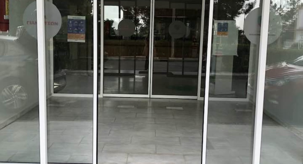 Νοσοκομείο Γιαννιτσών: Ολοκληρώθηκε η αντικατάσταση και των δύο θυρών της κεντρικής εισόδου