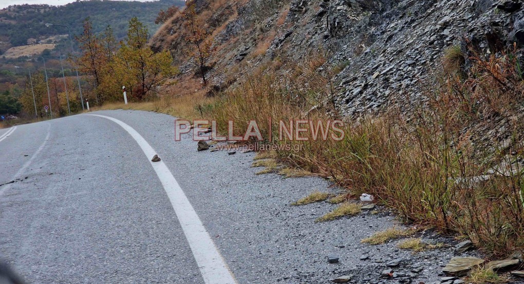 Προσοχή επικίνδυνο σημείο-κατολισθήσεις στον δρόμο λίγο πριν τη Νέα Ζωή