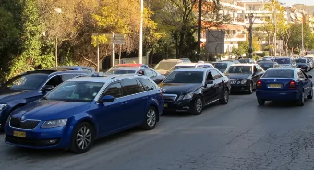 «Πράσινα ταξί»: Επιφυλακτικοί οι ιδιοκτήτες στη Θεσσαλονίκη – Ποια είναι τα βασικά εμπόδια