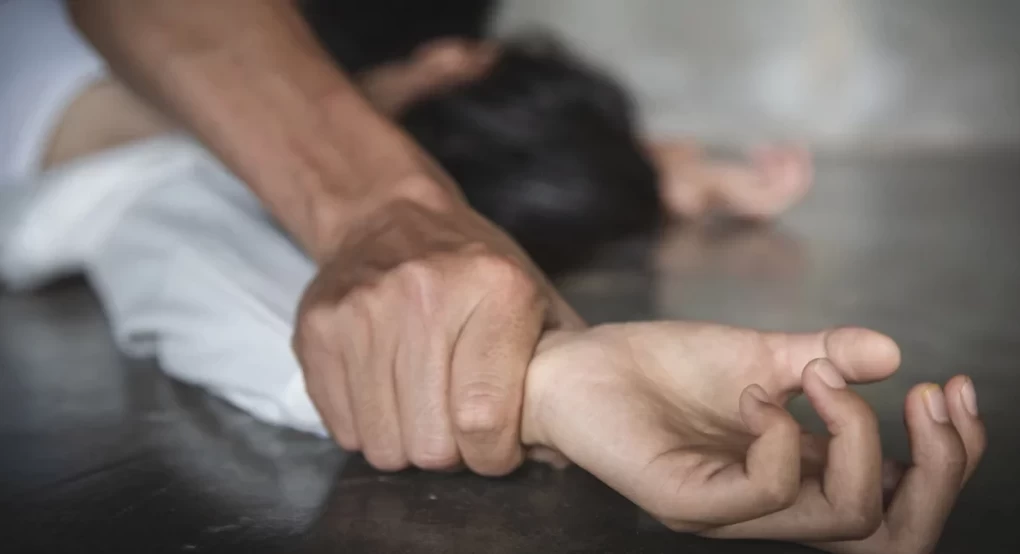 Συνελήφθη ο «δράκος του Πειραιά» -Προσπάθησε να βιάσει 20χρονη, την χτύπησε με γροθιές στο πρόσωπο Συνελήφθη ο «δράκος του Πειραιά» -Προσπάθησε να βιάσει 20χρονη, την χτύπησε με γροθιές στο πρόσωπο