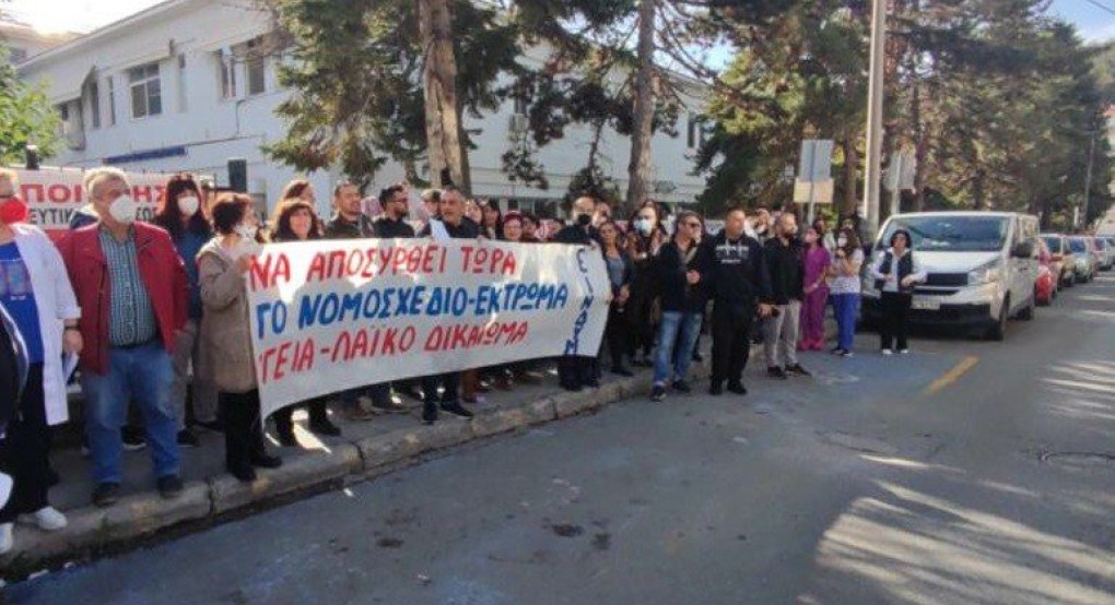 Κοζάνη: Ανεμβολίαστοι υγειονομικοί «γιούχαραν» τον υπουργό Υγείας έξω από το Μαμάτσειο Κοζάνη: Ανεμβολίαστοι υγειονομικοί «γιούχαραν» τον υπουργό Υγείας έξω από το Μαμάτσειο