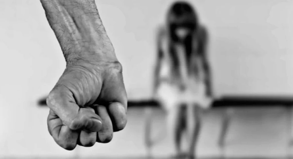 Βίαζε την αδερφή των φίλων του από τα 5 της χρόνια - Τον κατήγγειλε η μητέρα της Βίαζε την αδερφή των φίλων του από τα 5 της χρόνια - Τον κατήγγειλε η μητέρα της