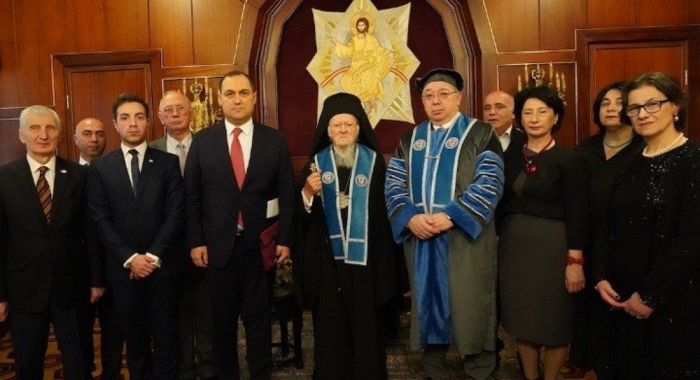 Ο Οικουμενικός Πατριάρχης αναγορεύτηκε Επίτιμος Διδάκτορας του Πανεπιστημίου Σοχούμι της Γεωργίας Ο Οικουμενικός Πατριάρχης αναγορεύτηκε Επίτιμος Διδάκτορας του Πανεπιστημίου Σοχούμι της Γεωργίας
