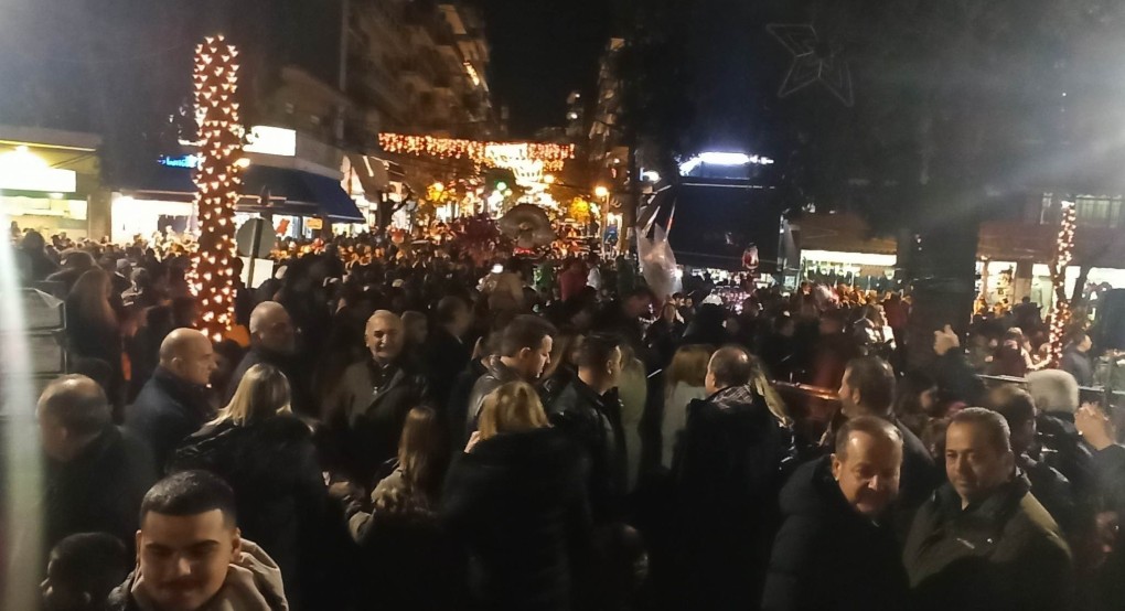 Με λαμπρότητα το άναμμα του Δέντρου στα Γιαννιτσά (φώτος) Με λαμπρότητα το άναμμα του Δέντρου στα Γιαννιτσά (φώτος)