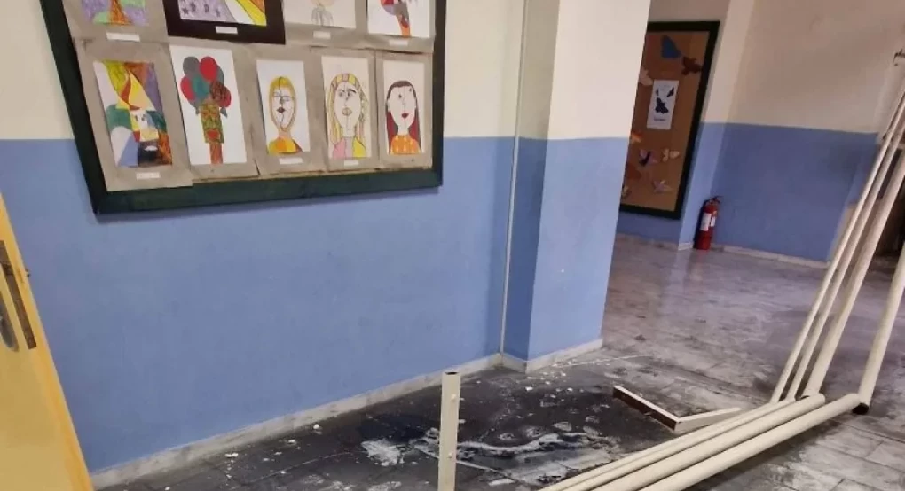 «Έβρεξε» σωλήνες και σοβάδες σε δημοτικό σχολείο