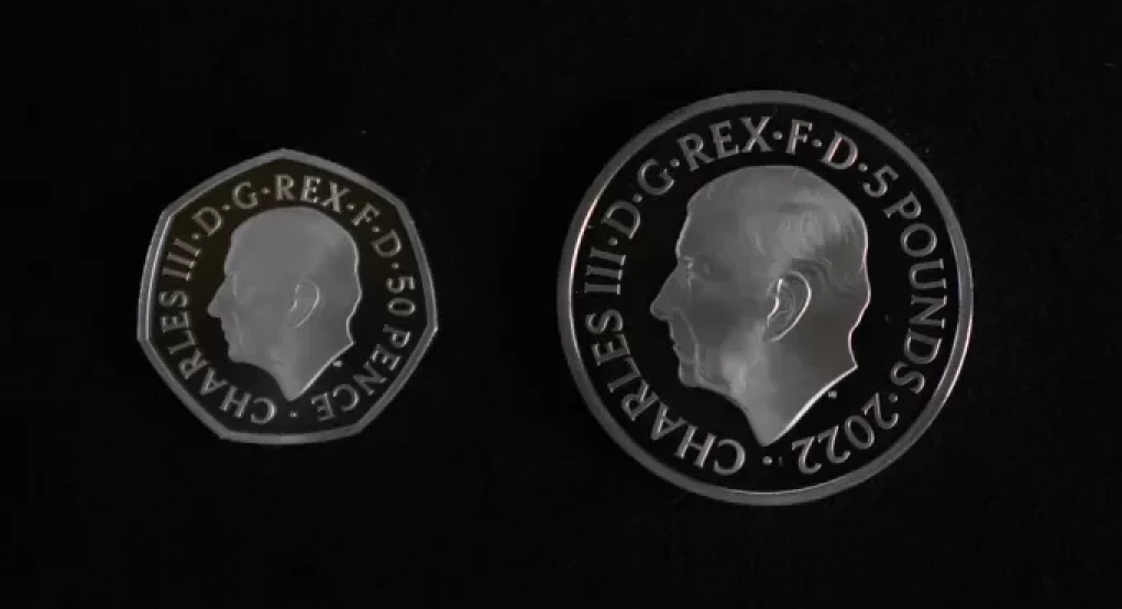 Τα πρώτα νομίσματα με το πορτρέτο του βασιλιά Καρόλου μπαίνουν σε κυκλοφορία