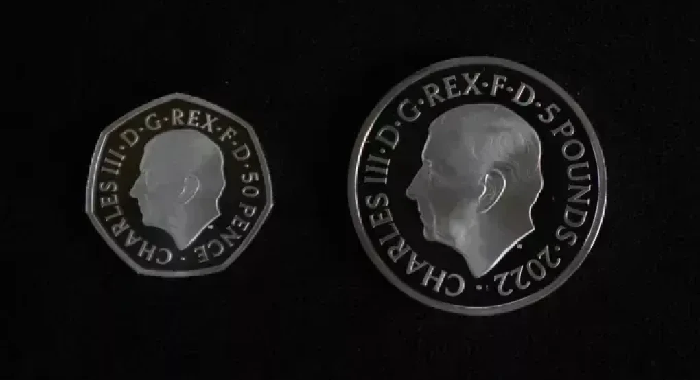 Τα πρώτα νομίσματα με το πορτρέτο του βασιλιά Καρόλου μπαίνουν σε κυκλοφορία