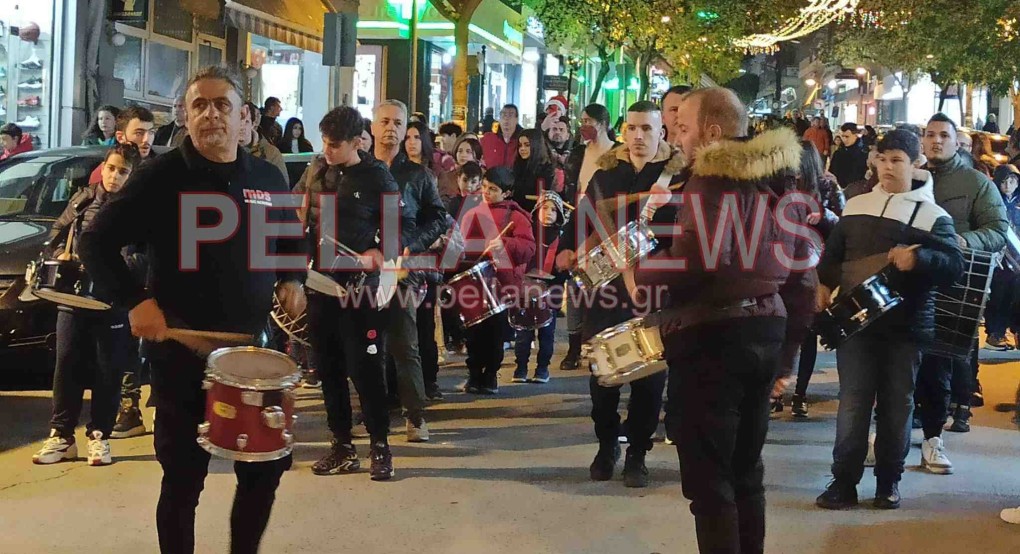 Οι τυμπανιστές έδωσαν δυναμικό τόνο στο Άναμμα του Δέντρου στα Γιαννιτσά (video)