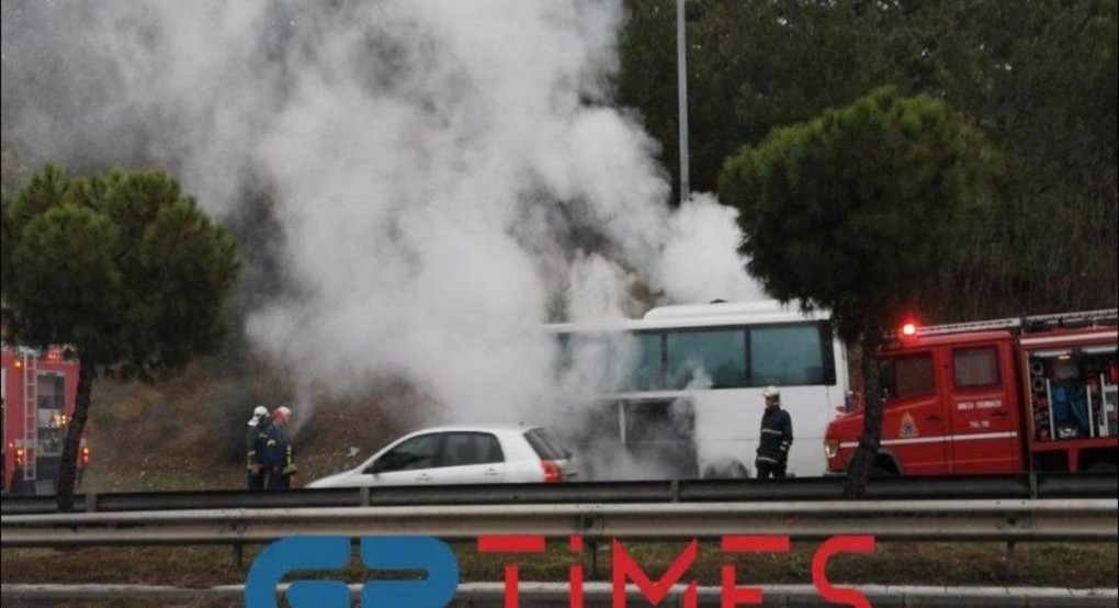 Θεσσαλονίκη: Φωτιά σε σχολικό λεωφορείο - Απομακρύνθηκαν τα παιδιά