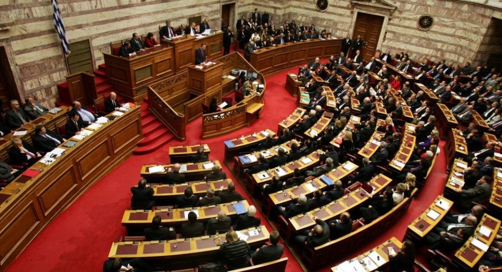 Σύλληψη 16χρονης από τη Θεσσαλονίκη που επιχείρησε να μπει στην Βουλή με μαχαίρι