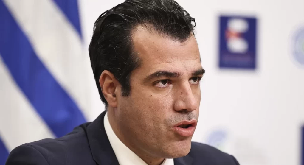 Πλεύρης: «Ψάχνουμε λύση για να παραμείνουν στο ΕΣΥ οι αντικαταστάτες των ανεμβολίαστων υγειονομικών» Πλεύρης: «Ψάχνουμε λύση για να παραμείνουν στο ΕΣΥ οι αντικαταστάτες των ανεμβολίαστων υγειονομικών»