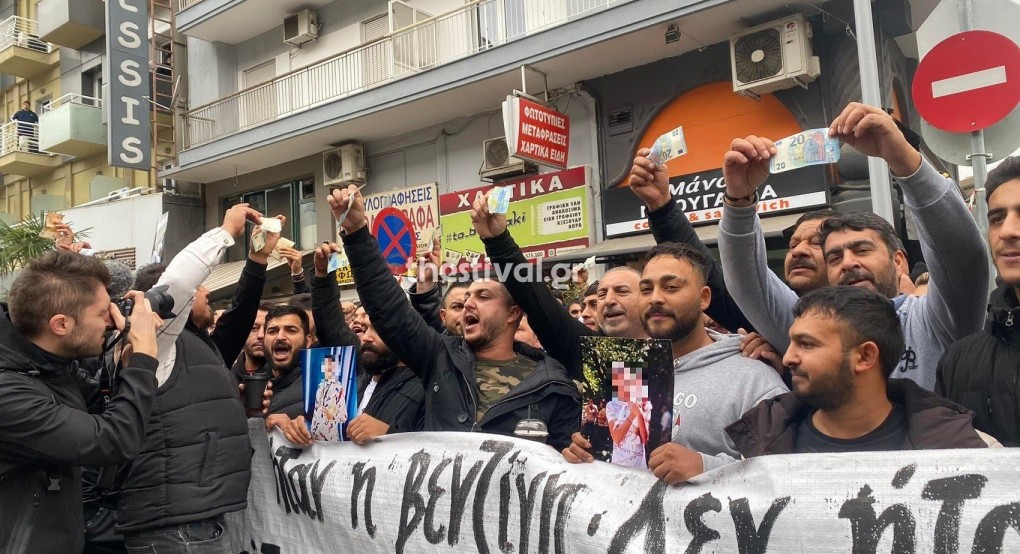 Θεσσαλονίκη: Ρομά έκαψαν χαρτονομίσματα έξω από τα Δικαστήρια Θεσσαλονίκη: Ρομά έκαψαν χαρτονομίσματα έξω από τα Δικαστήρια