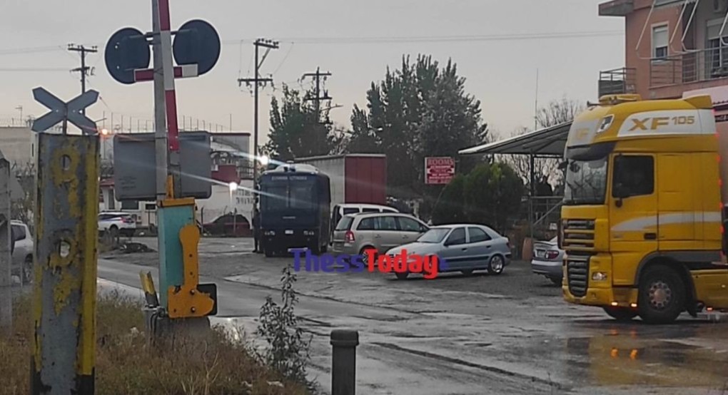 Θεσσαλονίκη: Σφαίρα στο κεφάλι δέχθηκε ο 16χρονος που εμβόλισε περιπολικό -Δεν πλήρωσε τη βενζίνη Θεσσαλονίκη: Σφαίρα στο κεφάλι δέχθηκε ο 16χρονος που εμβόλισε περιπολικό -Δεν πλήρωσε τη βενζίνη