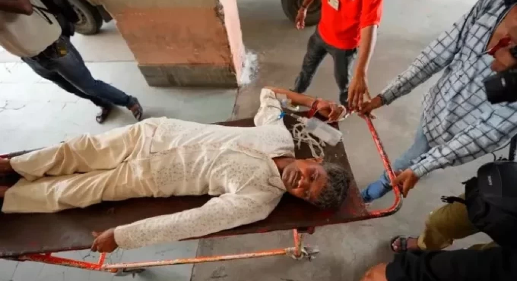 Δεκάδες νεκροί μετά από κατανάλωση νοθευμένου αλκοόλ στην Ινδία