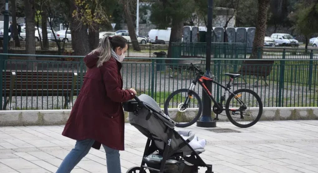 Άδεια μητρότητας: Επεκτείνεται από τους 6 στους 9 μήνες