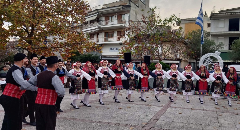 Παραδοσιακοί χοροί στην πλατεία της Αριδαίας