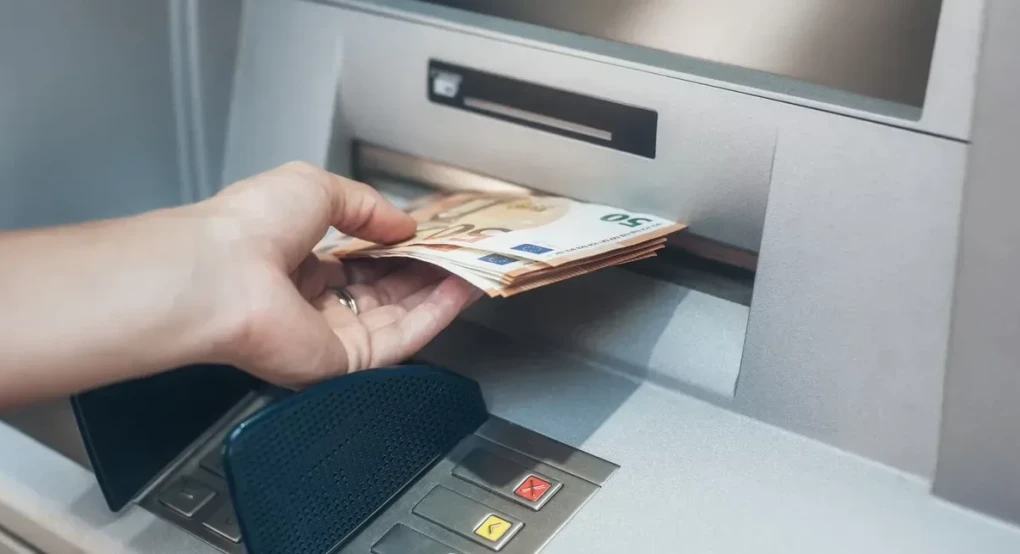 Επιταγή ακρίβειας: Ξεκινούν οι πληρωμές των 250 ευρώ