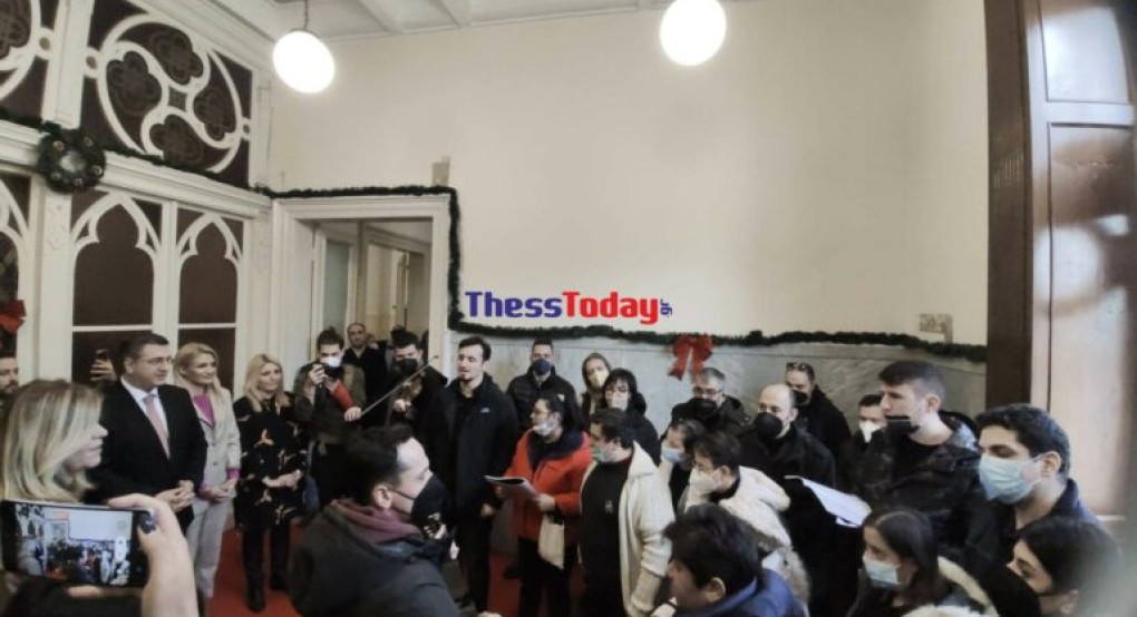 Άκουσε τα κάλαντα ο Απόστολος Τζιτζικώστας Άκουσε τα κάλαντα ο Απόστολος Τζιτζικώστας
