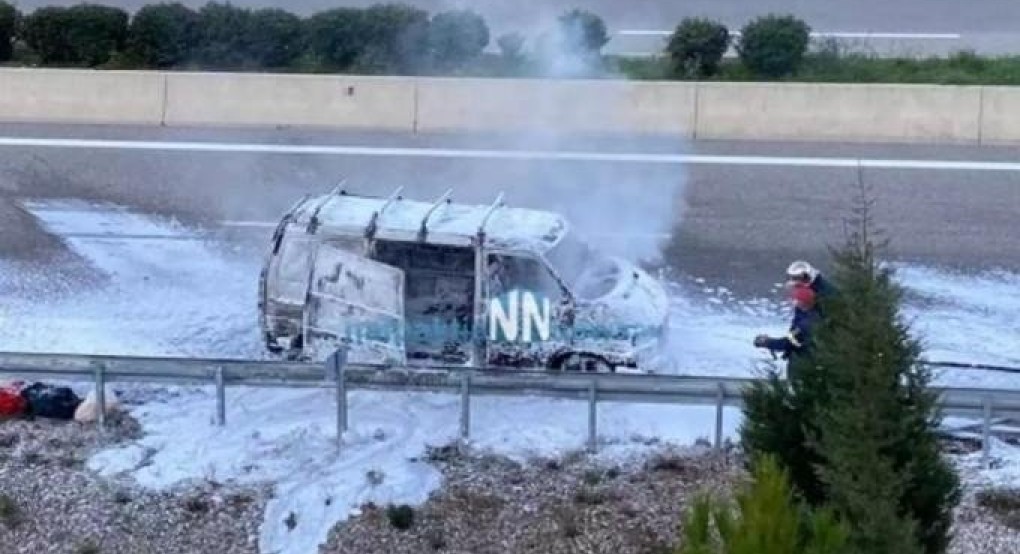 Η στιγμή που φωτιά τυλίγει επαγγελματικό αυτοκίνητο με τους επιβαίνοντες να πετάγονται έξω (video) Η στιγμή που φωτιά τυλίγει επαγγελματικό αυτοκίνητο με τους επιβαίνοντες να πετάγονται έξω (video)