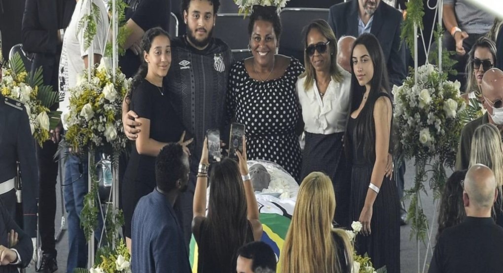Πελέ: Σάλος με τις φωτογραφίες πάνω από το φέρετρο – Χαμογελαστή η κόρη του, σέλφι ο Ινφαντίνο