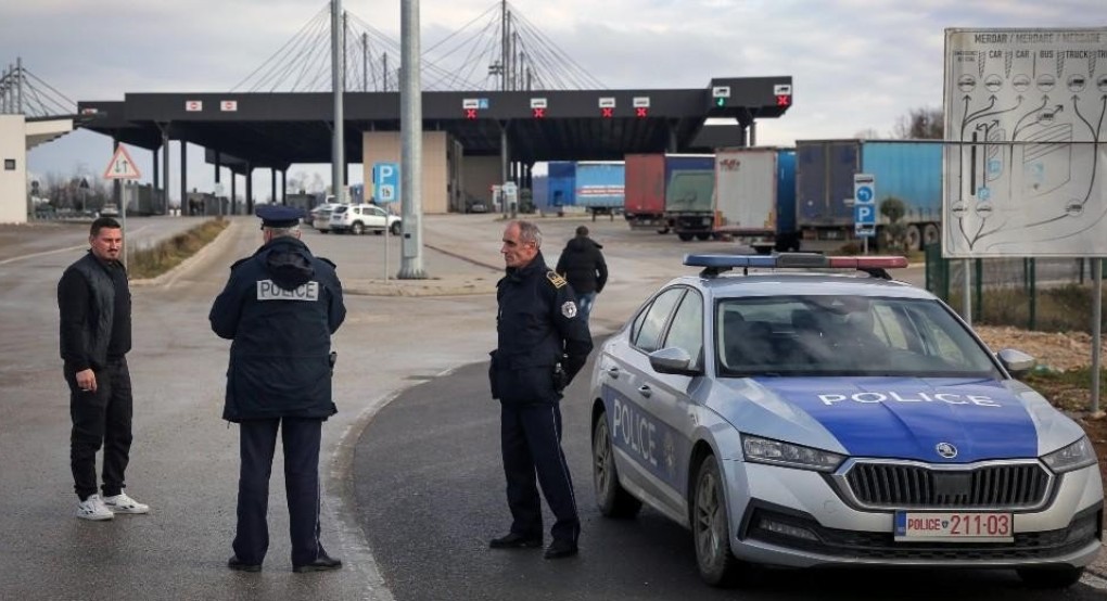 Οδόφραγμα στα σύνορα κλείνει την πρόσβαση από τη Σερβία στο Κόσοβο