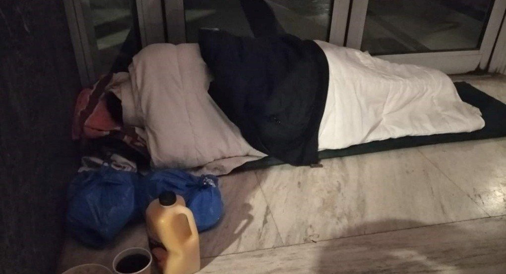 Θεσσαλονίκη: Αιματηρό επεισόδιο μεταξύ αστέγων - Τον μαχαίρωσε τρεις φορές